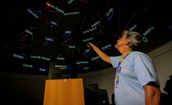 Professor Adriano Aubert mostra o espaço do Observatório e ressalta que é espaço de divulgação científica Professor Adriano Aubert mostra o espaço do Observatório e ressalta que é espaço de divulgação científica