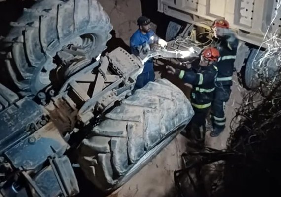 Trabalhador morre e fica preso às ferragens após trator capotar em Rio Largo