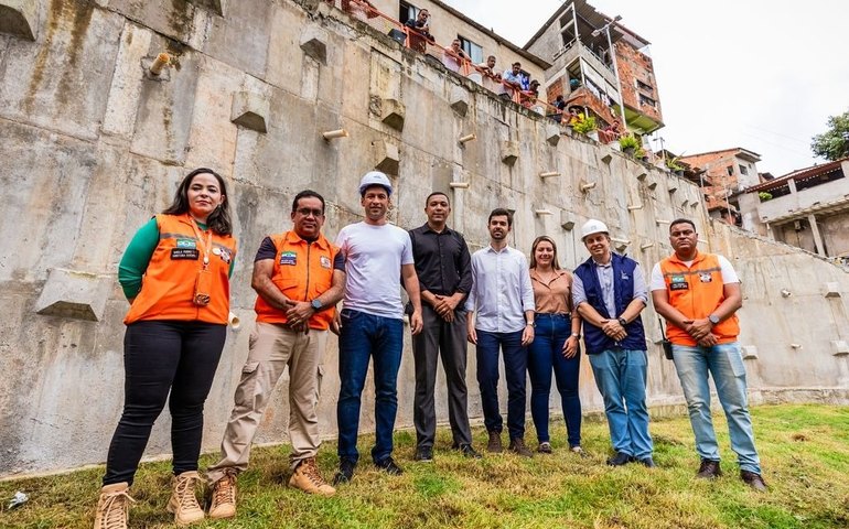 Prefeito Rodrigo Cunha entrega encostas da Grota da Macaxeira e João Sampaio e amplia proteção em áreas de risco