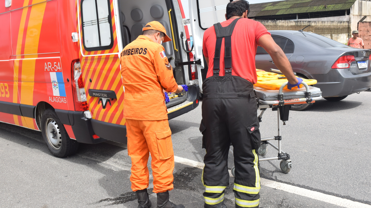 Corpo de Bombeiro socorre homem ferido após colisão entre carro e motocicleta em Maceió