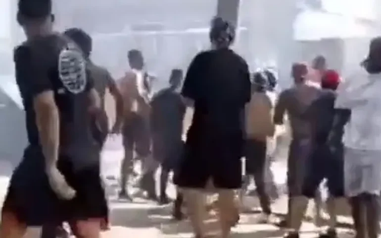 Briga entre torcidas de Botafogo e Flamengo antes do clássico termina com 12 detidos