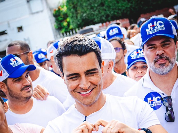 JHC faz escuta popular olho no olho, em plena feira livre da cidade de Água Branca