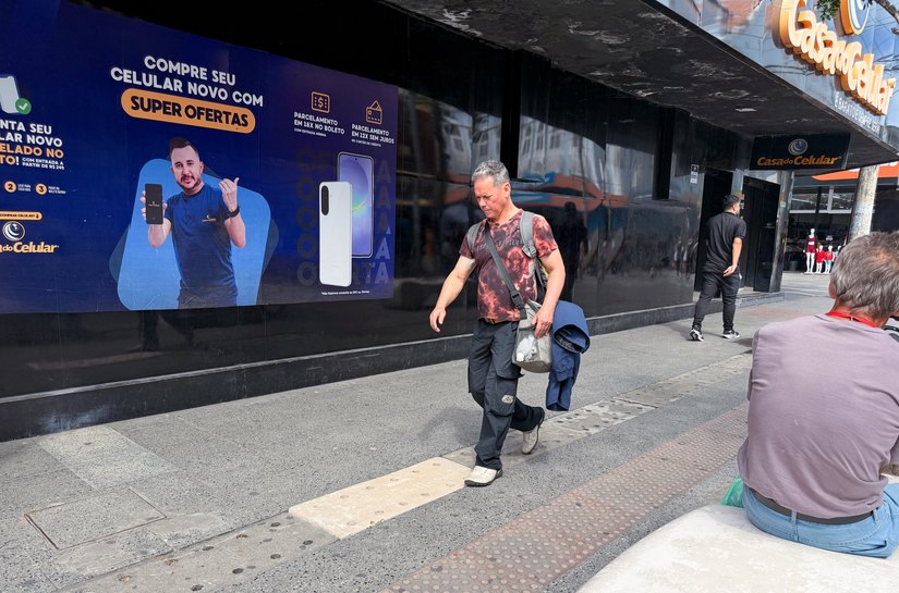 Placas de concreto no Centro são substituídas; motoristas devem reforçar cuidado com áreas destinadas aos pedestres