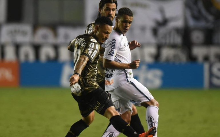 Santos volta a vencer, reage na tabela e rebaixa Coritiba