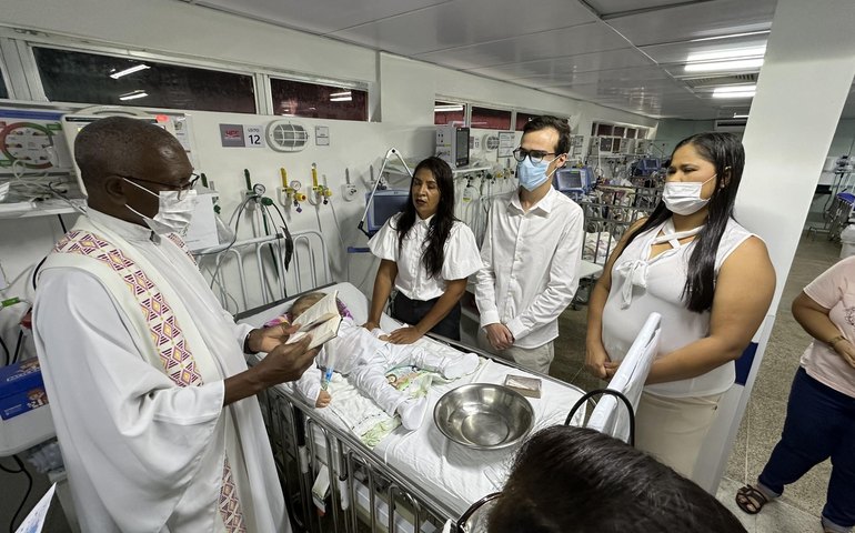 Humanização: HGE promove batizado de criança com síndrome rara