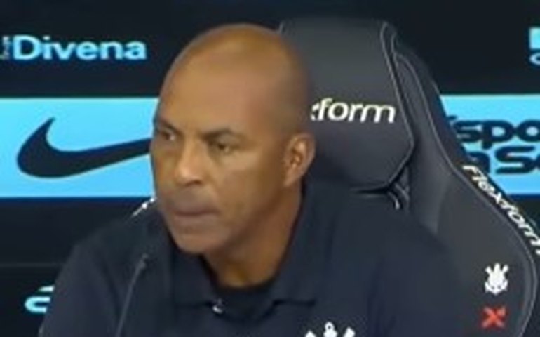 Interino do Corinthians diz que mexeu pouco na equipe e pediu mais movimentação no ataque