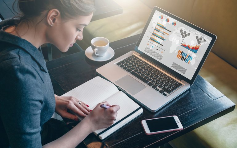 Curso gratuito de educação financeira para mulheres está com inscrições abertas