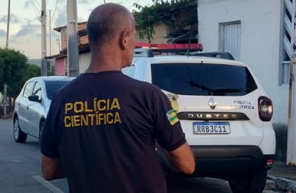 Policiais cumprem mandado e perícia de resquícios de sangue após desaparecimento de homem em Sergipe