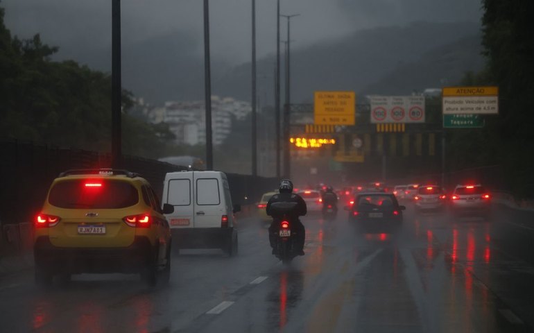 Rio tem alerta de chuva, ventos e ressaca do mar nas próximas horas