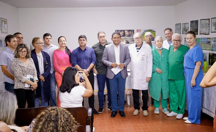 Prefeito e convidados na cerimônia de lançamento do mutirão de cirurgias