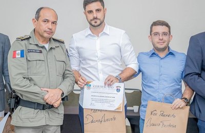 Prefeito e vice de Belo Monte recebem homenagem do 7º Batalhão da PM em Santana do Ipanema
