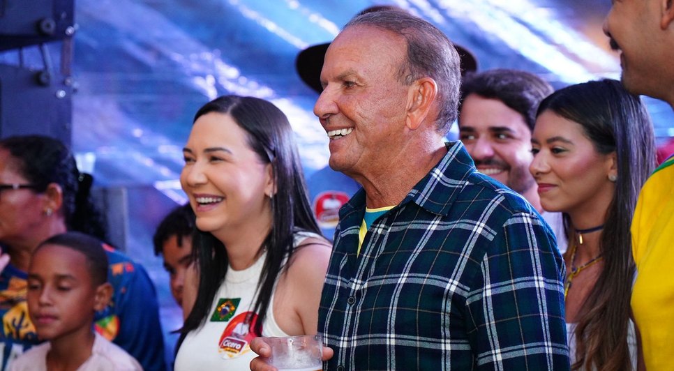 Cícero Cavalcante e Fernanda Cavalcanti participam de Arraiá da Elenita