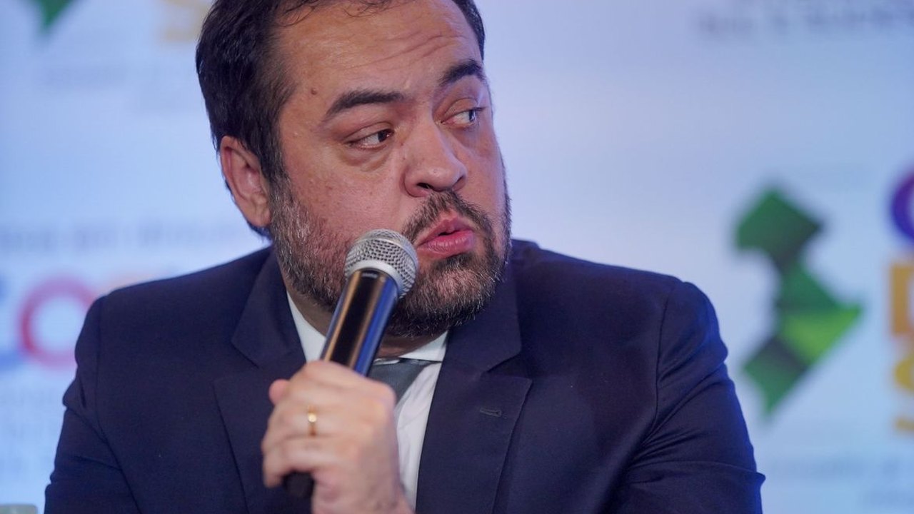 Castro e Vorcaro tiveram encontros e alinhamento político coincidentes com investimentos da Rioprevidência no Master, diz PF