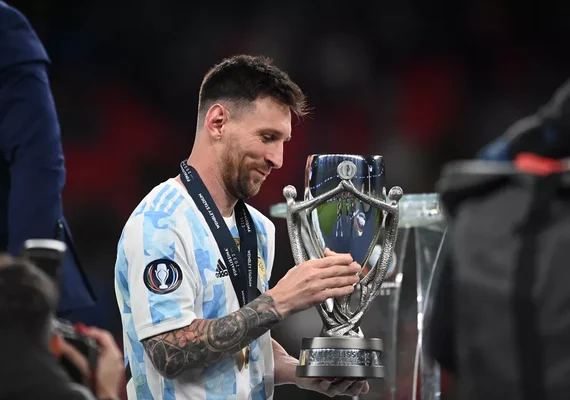 Messi passa Pelé e fica atrás apenas de Dani Alves em títulos na carreira
