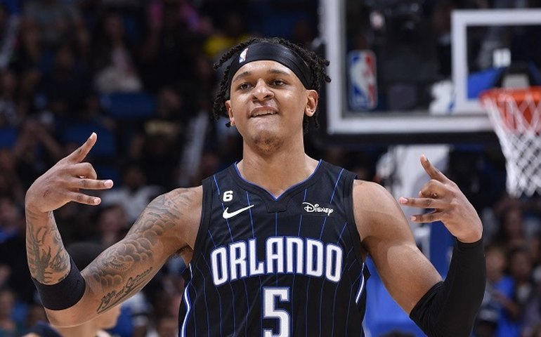 Sabonis e Monk ofuscam Banchero e conduzem Kings em vitória na prorrogação sobre o Magic