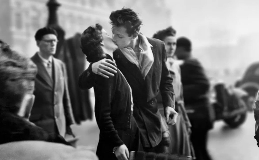 Morre, aos 93 anos, mulher clicada por Robert Doisneau na famosa foto do beijo em Paris