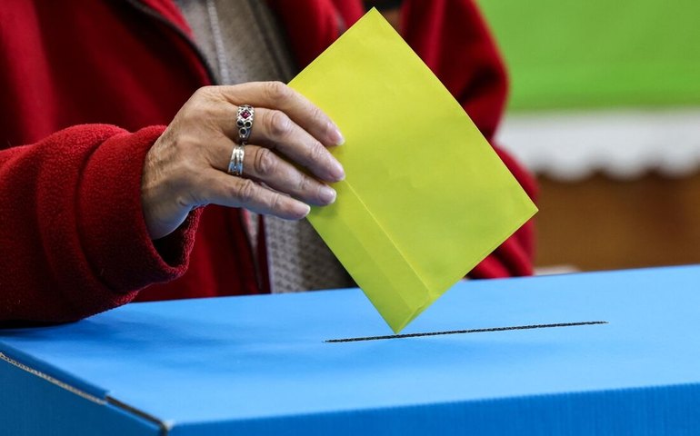 Urnas são abertas em Portugal, que deve ter guinada à direita