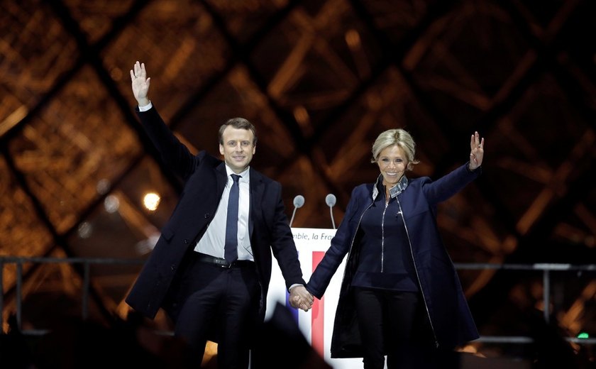 Quem é Brigitte Trogneux, a ex-professora de Emmanuel Macron que será a próxima primeira-dama da França