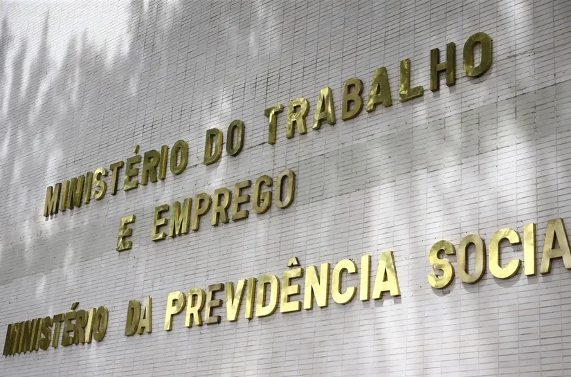 Governo notifica patrões sobre atraso do FGTS de empregadas domésticas