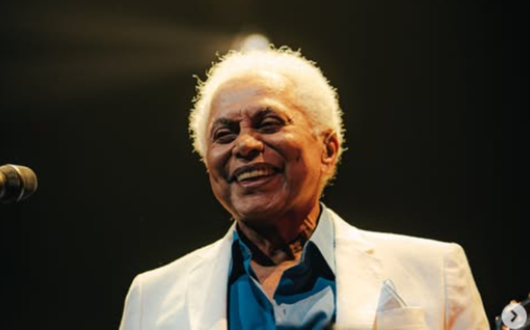 Paulinho da Viola é internado no Rio para retirada de cisto e passa bem