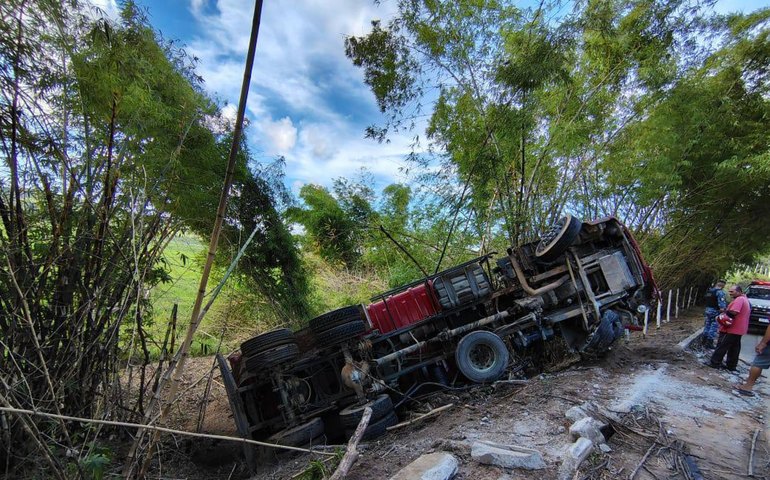 Equipe do Departamento Estadual de Aviação resgata vítima de acidente com caçamba durante Operação Carnaval