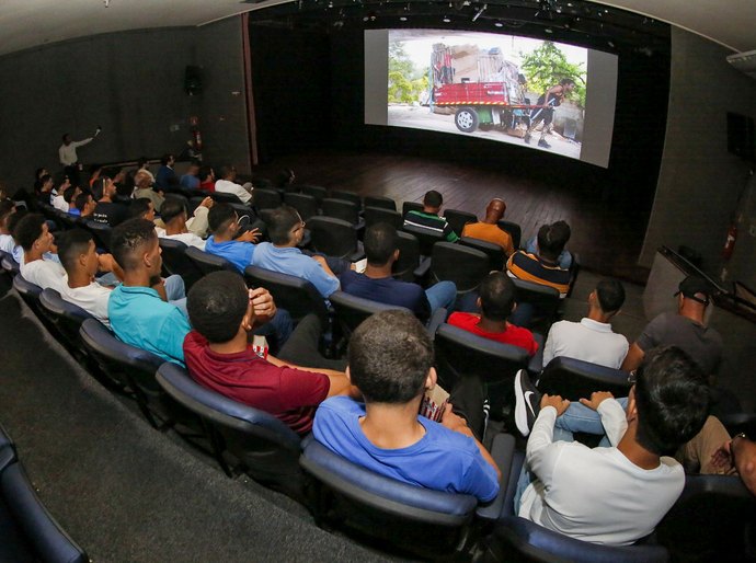 5ª Edição do “Caminhos Literários” leva jovens socioeducandos ao cinema
