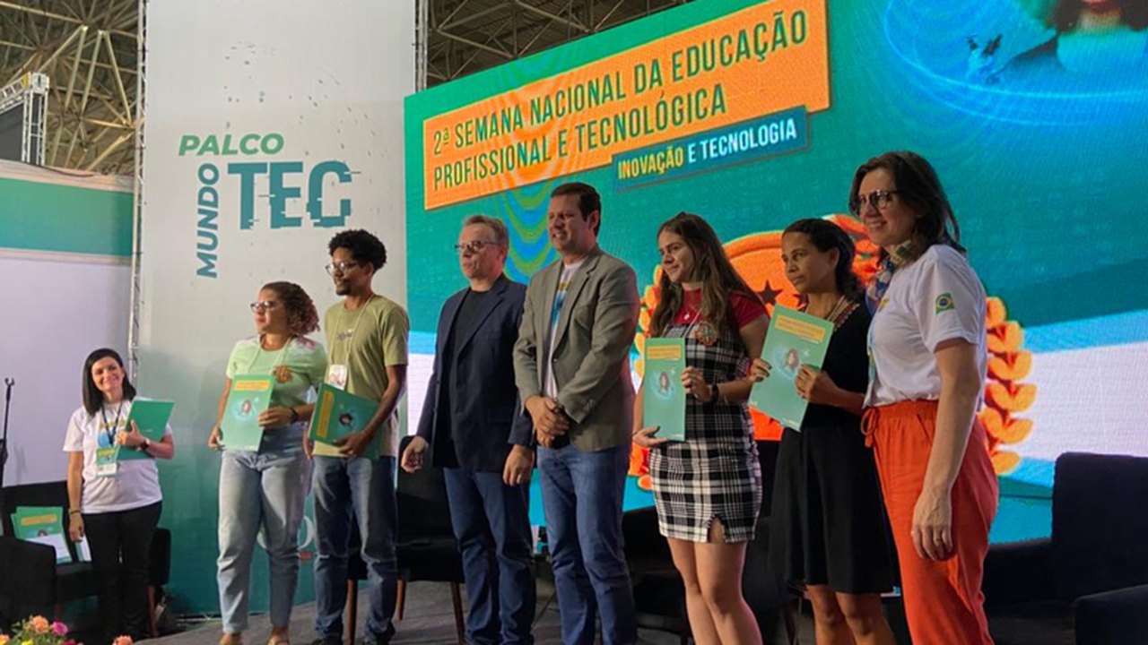 Estudantes do Ifal são premiados em Brasília por composteira em feira livre de Marechal Deodoro