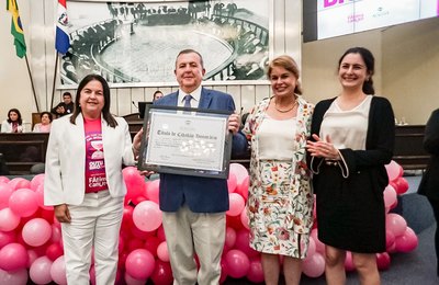 Durante sessão na ALE, mastologista Alfredo de Barros recebe o título de Cidadão Alagoano