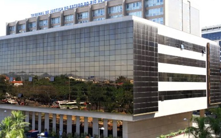 Justiça do Rio desinterdita integralmente operação da Refit