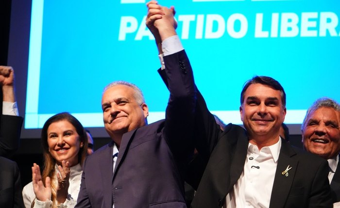 O deputado Alfredo Gaspar (PL-RN) e o senador Flávio Bolsonaro (PL-RJ)