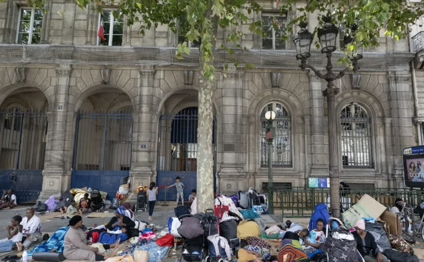 Polícia francesa desmantela acampamento de imigrantes em Paris,100 dias antes dos Jogos Olímpicos