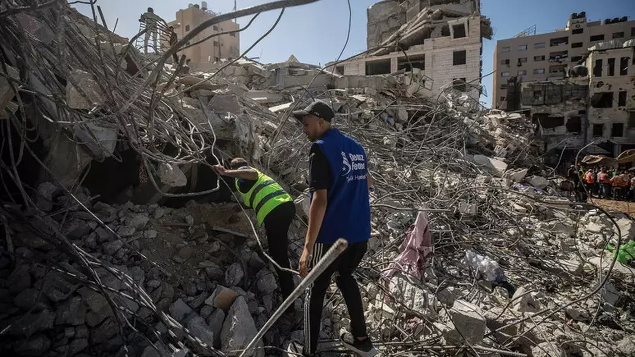 Prédio danificado por Israel desaba em Gaza e mata mais de 20