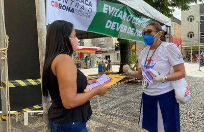 Prefeitura de Arapiraca instala tenda, distribui máscaras e orienta à população sobre prevenção da Covid-19