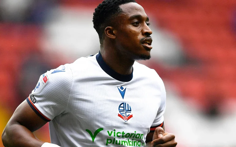 Jogador da segunda divisão inglesa se contunde após 'espirro forte'