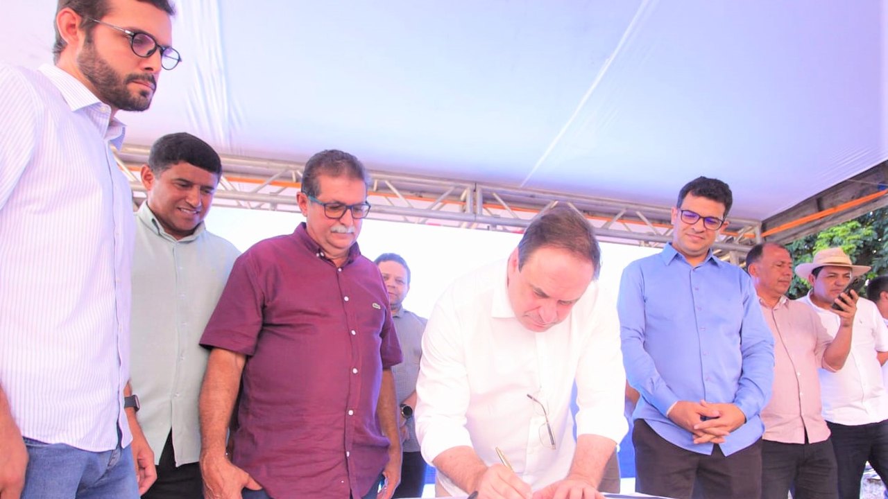Prefeito Luciano Barbosa autoriza pavimentação de 55 ruas nos bairros Planalto, Massaranduba e Bonsucesso