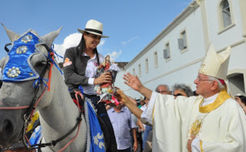 Padroeira é conduzida em cavalgada de Bom Conselho até Arapiraca