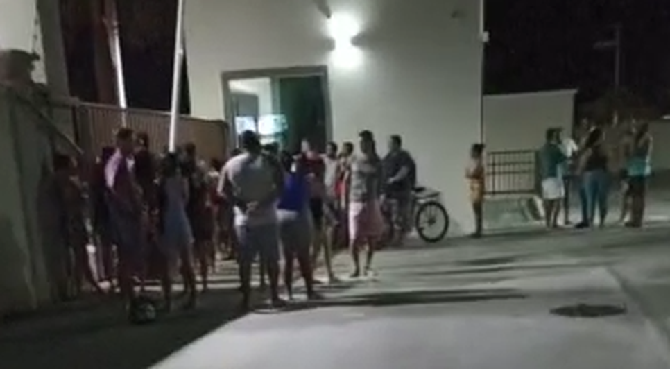 Homem é baleado enquanto conversava com amigos na porta de condomínio em Aracaju