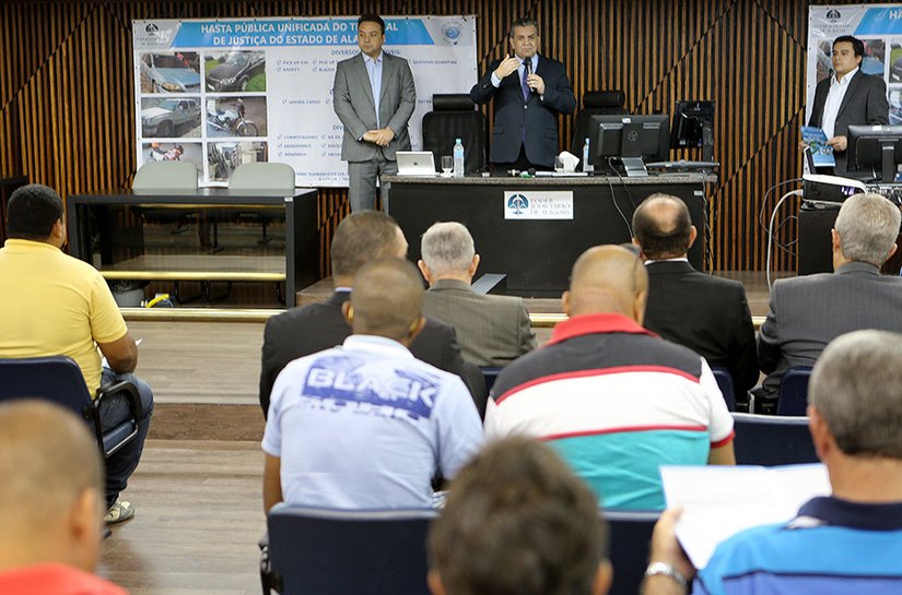 TJ inicia leilão de veículos e diversos aparelhos no Fórum do Barro Duro