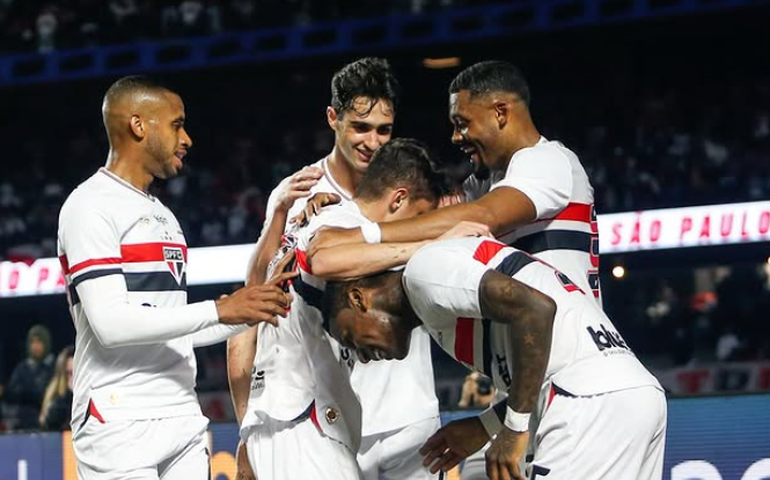 São Paulo domina e vence, mas vacilo deixa disputa aberta contra o Athletico-PR