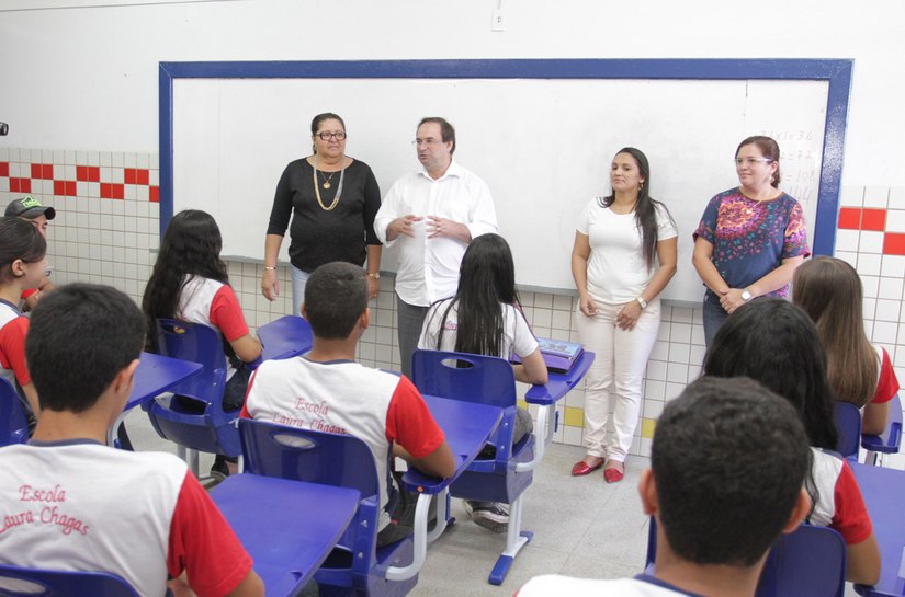 Estudantes comemoram a chegada das novas carteiras em Arapiraca e Santana