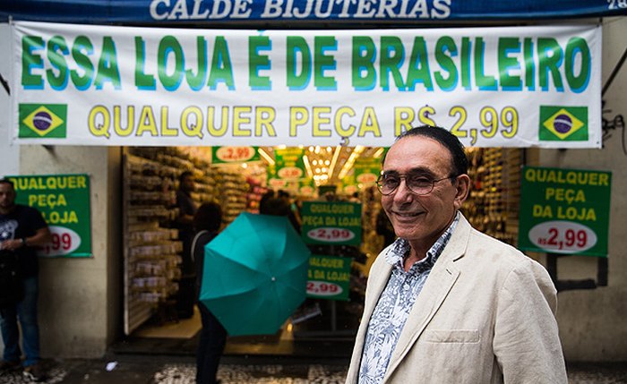 O comerciante José Correa, 72, diante de sua loja no centro de São Paulo. Foto: Danilo Verpa/Folhapress