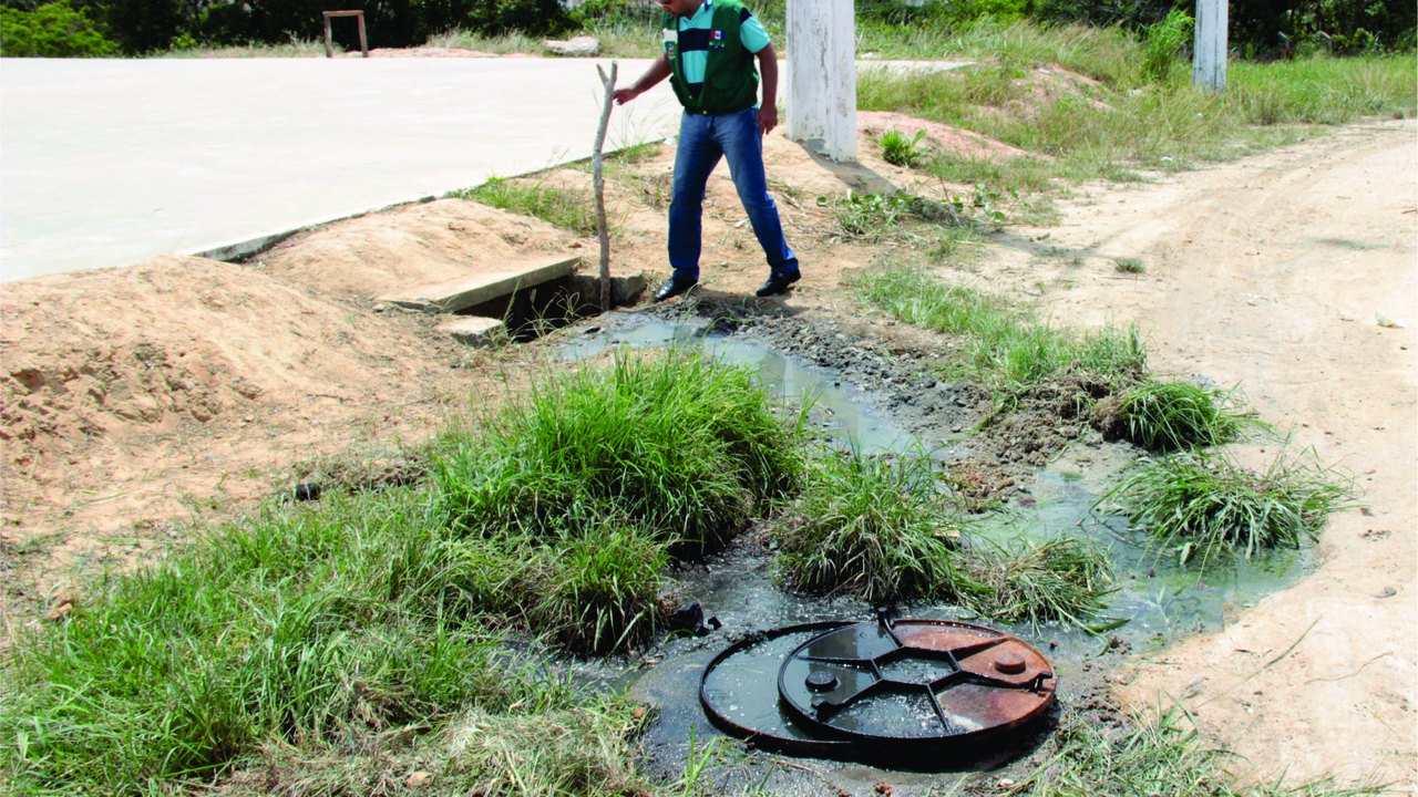 Equipe fiscaliza descarte de esgoto em área de Mata Atlântica