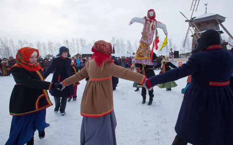 Jovem caminha durante festival beneficente Dádiva da Páscoa na orla Pushkinskaya, em Moscou