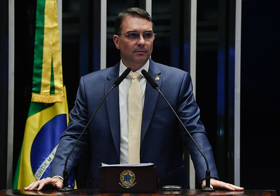 Juiz corrobora tese de Flávio Bolsonaro ao apontar 'grupo criminoso' na Receita