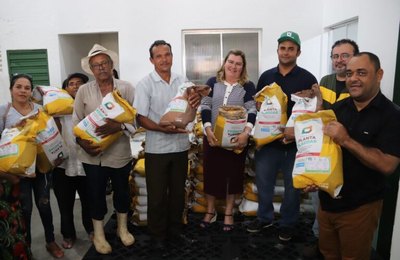 Prefeita Eronita Sposito promove parceria para doação de sementes, fortalecendo a agricultura local