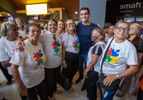 Prefeito JHC acompanha Cine Vovó com idosos atendidos pela Assistência Social