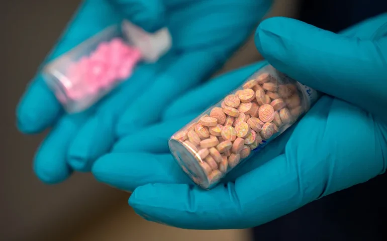 Mortes por overdose nos EUA caíram durante a maior parte de 2025, segundo dados federais