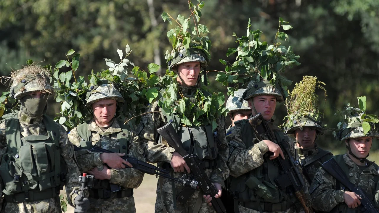 Soldados ucranianos deixam mercenário estrangeiro para trás durante recuo, relata comandante russo