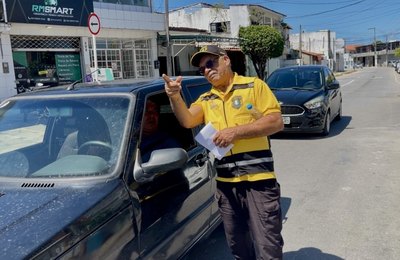 DMTT orienta população sobre mudança de sentido em rua no Poço