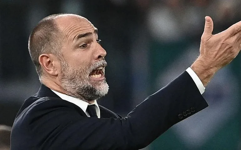 Técnico do Tottenham justifica troca precoce de goleiro e enfrenta críticas